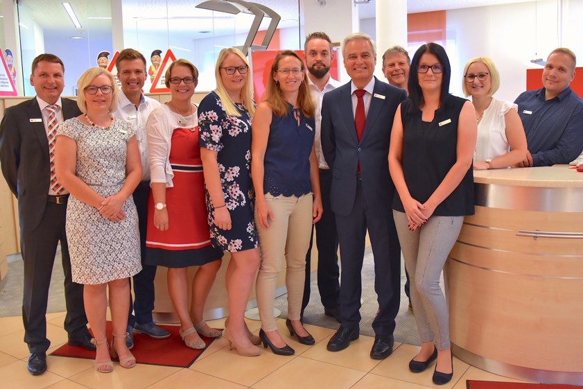 Das Wolnzacher Geschäftsstellen-Team um Marktbereichsleiter Richard Zieglmeier (Fünfter von rechts) freut sich auf zahlreiche Besucher in der Aktionswoche zum 100-jährigen Jubiläum.