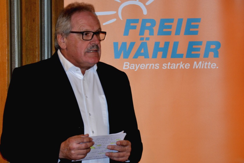 Hatte sich so einiges aufgeschrieben, offenbar auch über die Kooperation mit der CSU: Josef Finkenzeller (FW) bei einer Versammlung am gestrigen Abend. Fotos: Zell