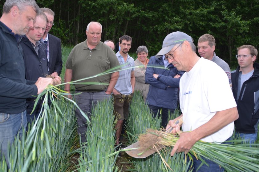 Teilnehmer der "Boden-Allianz" bei einer Feld-Exkursion. Foto: Amberger