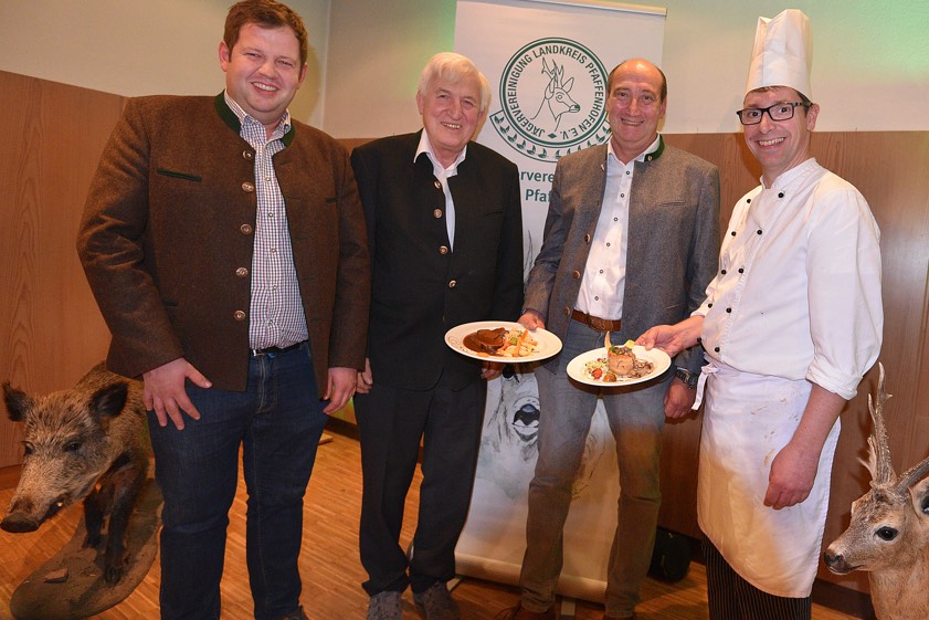 Hubertus Grabmair (von links, Vize-Chef der Jägervereinigung im Landkreis Pfaffenhofen), Ehrenvorsitzender Rudi Engelhard, Vorsitzender Martin Braun und Küchenchef Christian Reichart.