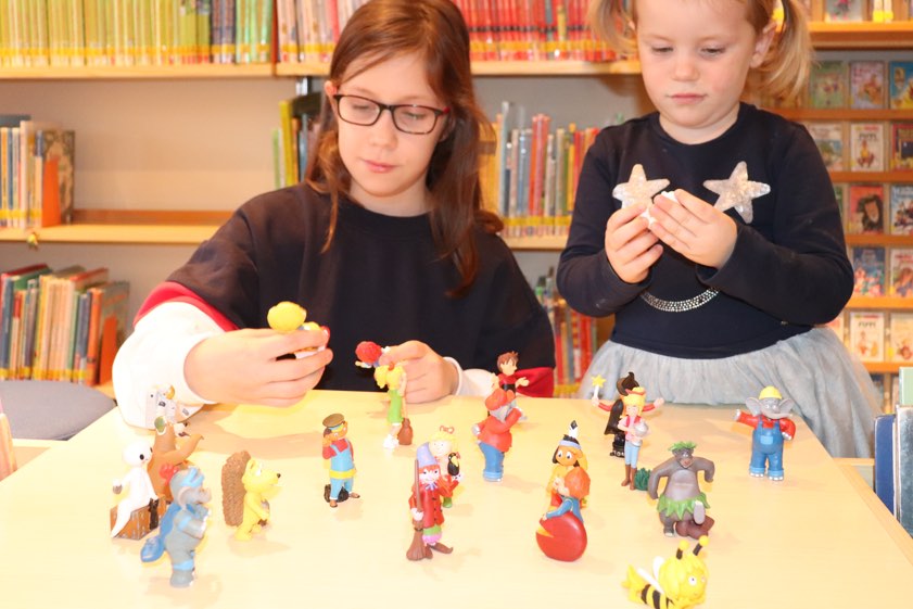 Marie-Elisa und Antonia haben die "Tonies" in der Pfaffenhofener Stadtbücherei schon mal getestet. Foto: Steinbüchler