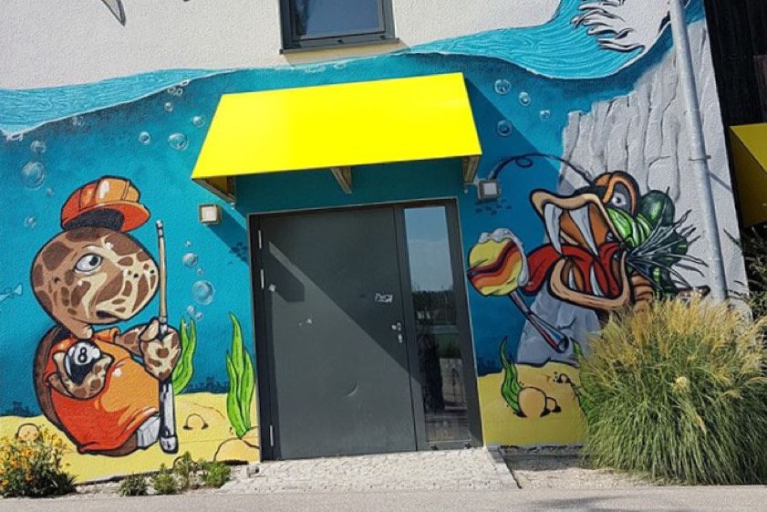Der Turm am Jugend-Zentrum Atlantis wurde im vergangenen Jahr mit neuen Graffiti gestaltet.