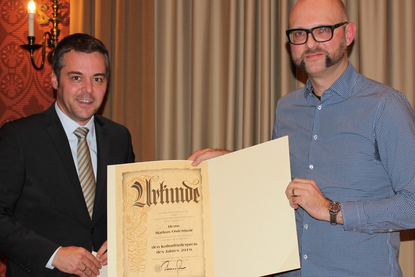 Bürgermeister Thomas Herker (links) verlieh Markus Ostermair den diesjährigen Kultur-Förderpreis der Stadt Pfaffenhofen.