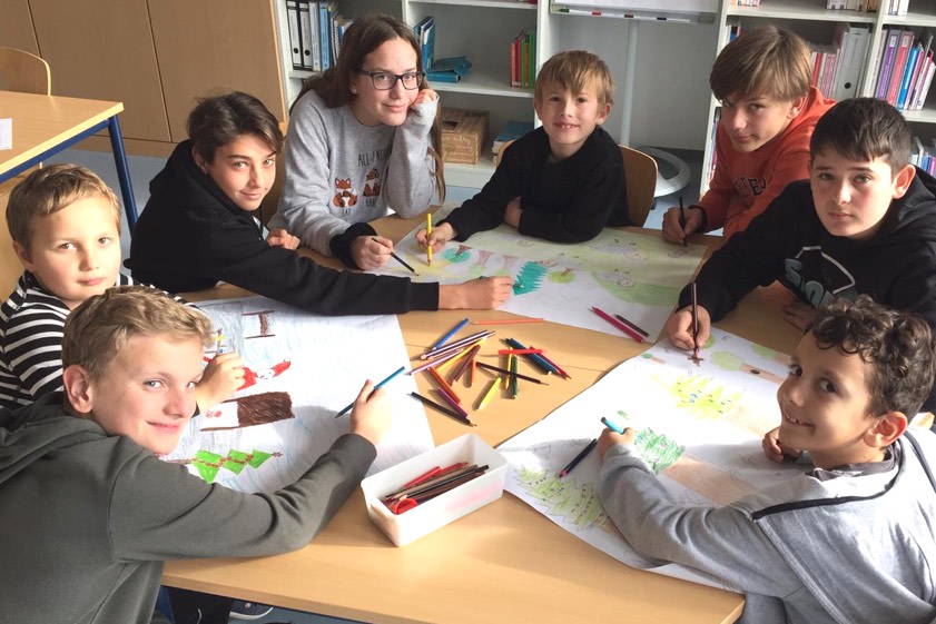 Junge Künstler für den guten Zweck: Schüler der Klassen 1A GT und 6/7 GT der Anna Kittenbacher-Schule zeigen auch in diesem Advent wieder 24 Bilder mit 24 Gedichten und Geschichten zur Vorweihnachtszeit an 24 Tagen im Dezember bei "Korb & Papier" in der Auenstraße 22 in Pfaffenhofen.