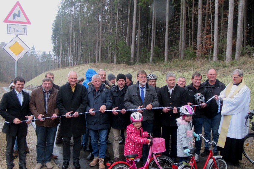 Der Radweg entlang der Kreisstraße PAF 4 ist endlich fertiggestellt. Foto: Buchbauer