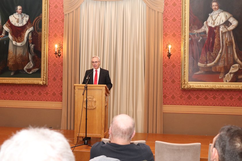 Der Pfaffenhofener Stadtarchivar Andreas Sauer bei seinem Vortrag im Rathaus-Festsaal.