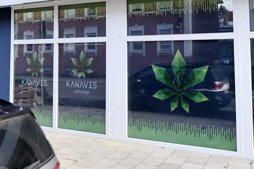 Aufsehen erregende Schaufenster-Deko an der Ingolstädter Straße.