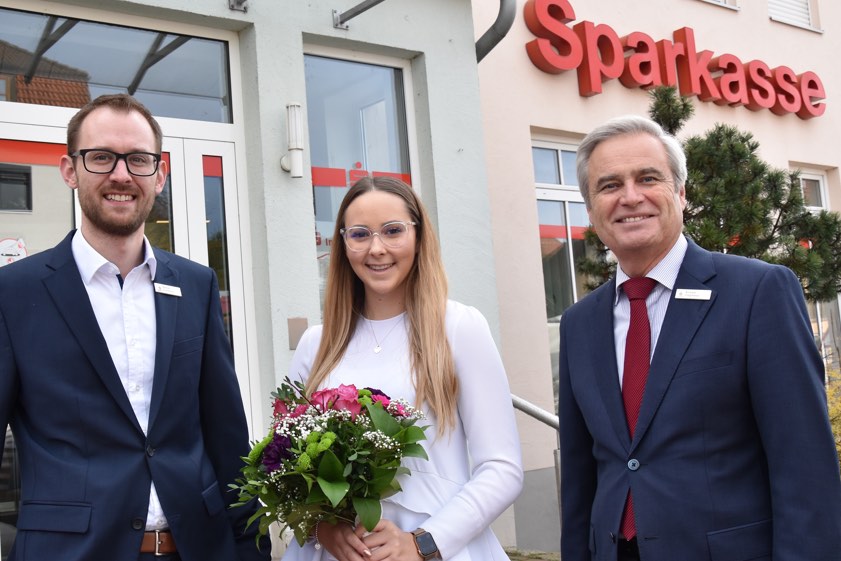 Sandra Huber übernimmt zum neuen Jahr die Leitung der Sparkassen-Geschäftsstelle in Schweitenkirchen. Von ihrem Vorgänger Bastian Lauterbach (links) und dem zuständigen Marktbereichsleiter Richard Zieglmeier wurde sie bereits mit einem Blumenstrauß offiziell begrüßt.