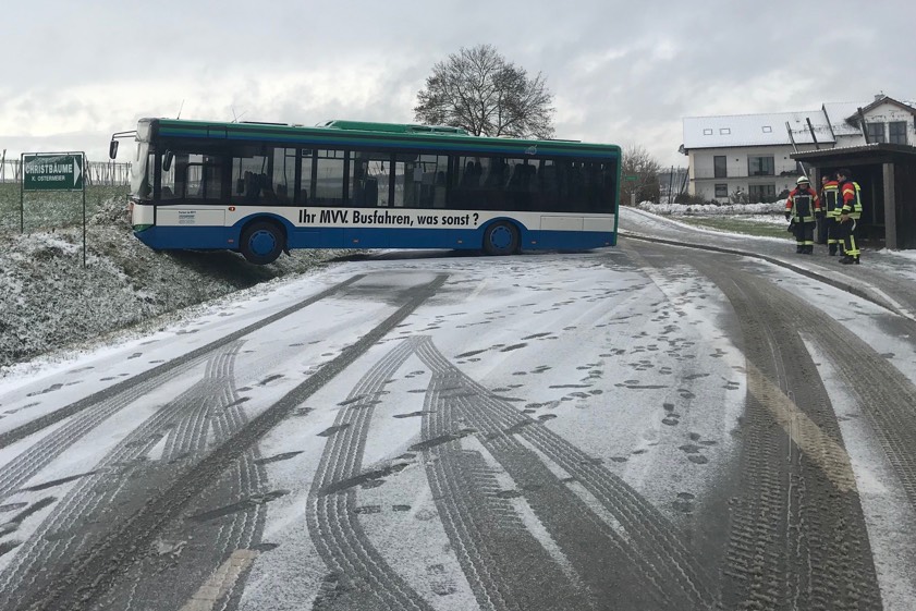 Bus-Unfall im Kreis Freising. Foto: Polizei Moosburg