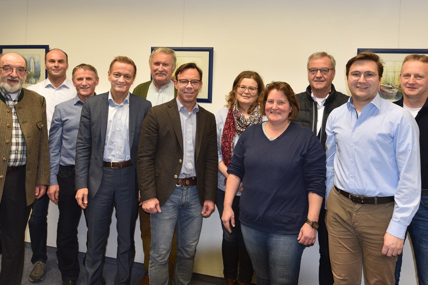 Der CSU-Landtags-Abgeordnete Karl Straub (4. v. l.), der CSU-Landrats-Kandidat Martin Rohrmann (Mitte) und der Pfaffenhofener CSU-Bürgermeister-Kandidaten Christian Moser (2. v. r.) gratulierten der neuen Führung der CSU-Arbeitsgemeinschaft "Ernährung, Landwirtschaft und Forsten": Walter Ulrich (von links), Robert Drexler, Andreas Brummer, Max Weichenrieder, Brigitte Drexler, Marion Sieber, Georg Hammerschmid und Martin Schöll.