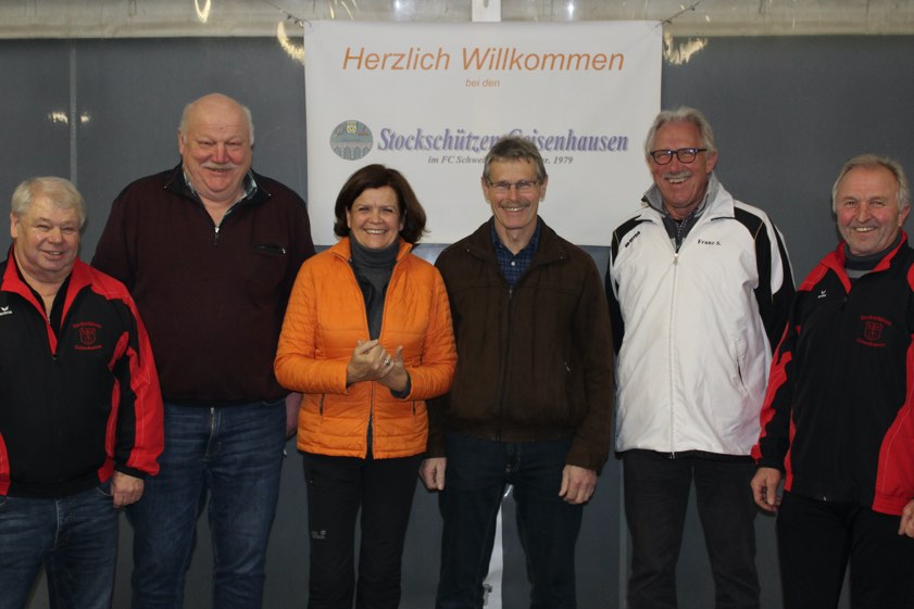 Das Sieger-Team von der Dorfgemeinschaft Dürnzhausen mit der Schweitenkirchener Vize-Bürgermeisterin Gabi Kaindl und Wettbewerbs-Leiter Manfred Ostermeier (links). Foto: Rühle
