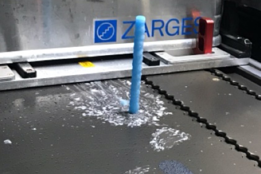 Das Bild zeigt den Gegenstand im Rettungs-Hubschrauber. Fotos: Polizei