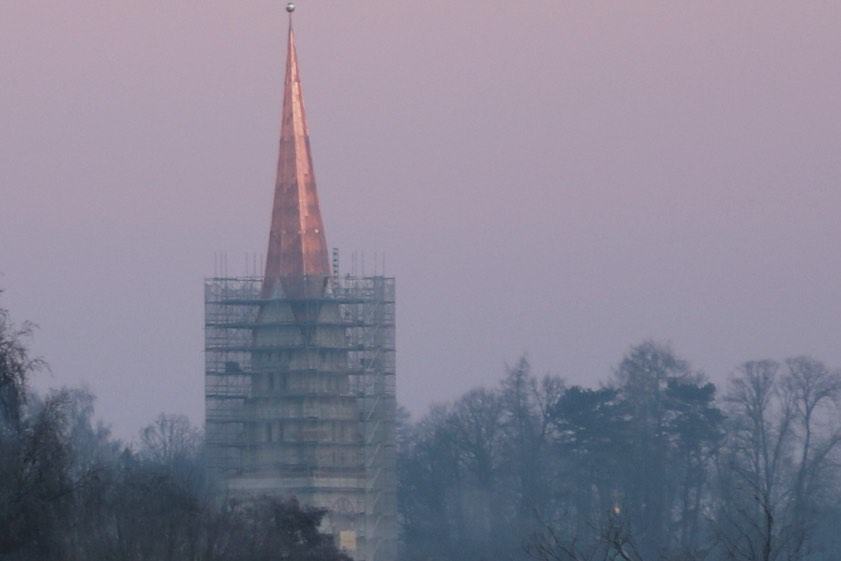 Die Pfaffenhofener Pfarrkirche St. Johannes Baptist mit Gerüst. Archivfoto: Ludwig Schrätzenstaller