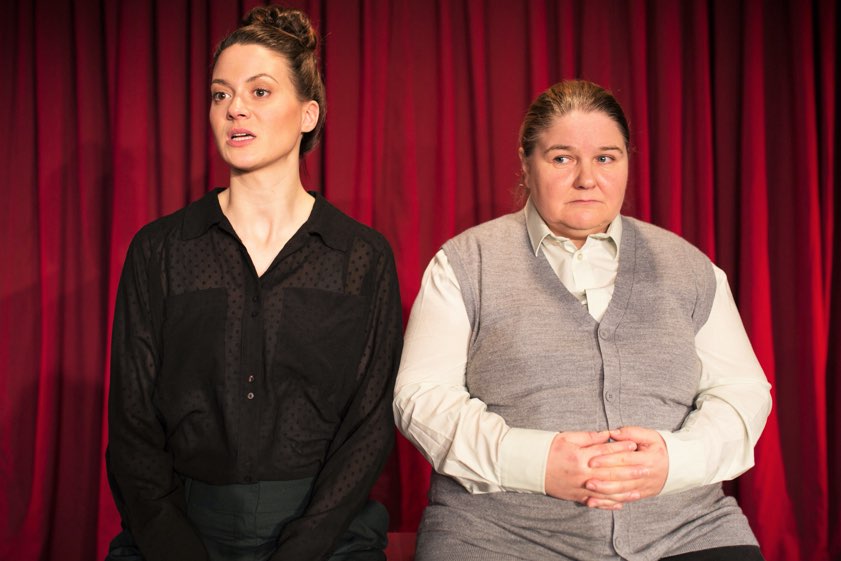 Am Donnerstag in Pfaffenhofen: "Wo kommen die Löcher im Käse her? Ein Kurt-Tucholsky-Abend" mit Adelheid Bräu und Maria Helgath. Foto: Ina Wobker