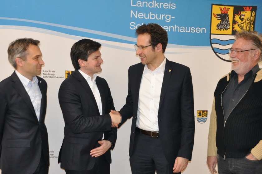 Holger Koch (Zweiter von links) wird Geschäftsführer des Kreiskrankenhauses Schrobenhausen sowie des Geriatrie-Zentrums Neuburg. Landrat Peter von der Grün (Zweiter von rechts), Thomas Rudolf (links), Vorstand der Oberender-AG, sowie Klaus Brems (rechts), Krankenhaus-Referent des Kreistages, stellten den neuen Geschäftsführer gestern vor. Foto: Landratsamt Neuburg-Schrobenhausen