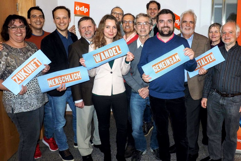 Der neue Kreisvorstand der ÖDP: Schatzmeisterin Patricia Kienle (von links), Beisitzer Stefan Skoruppa, Vize-Vorsitzender Nicolas Deskau, Beisitzer Gustav Neumair, Dritte Vorsitzende Helga Molter, Christian Amon, Siegfried Ebner, Bernhard Ugele, David Seifert (alle Beisitzer), Vorsitzender Richard Fischer, Beisitzer Reinhard Haiplik, Schriftführerin Judith Neumair, Beisitzer Franz Sendtner. Nicht auf dem Bild: Die Beisitzer Torben Render und Magdalena Döring).