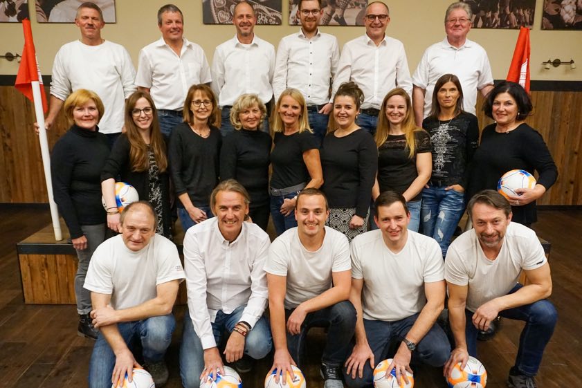 Vordere Reihe, von links: Hans Nischwitz, Bernd Kugler, Florian Prem, Andreas Carmanns, Michael Amesberger. Mittlere Reihe, von links: Rosi Gollnhofer, Alexandra Kreitmair, Wilma Schöll, Hermine Wörl, Gerlinde Hofmann, Stephanie Schreistetter, Corinna Pausch, Stephanie Strobl, Rosa Hiereth. Hintere Reihe, von links: Franz Walter, Richard Seemüller, Martin Straßer, Sascha Walter, Anton Stampfl, Gerhard Daxberger. Nicht auf dem Bild: Andrea Dietrich und Hildegard Lattner.