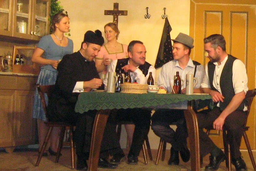 Von links: Rosi Moser (Veronika Heckmaier), Pfarrer (Stefan Sperrer), die Tochter des Hauses, Gabi (Simone Heckmaier), Mesner Loisl (Markus Fischaleck), Postbote Matthias (Bernhard Nißl), Biobauer Friedl Moser (Korbinian Stampfl).