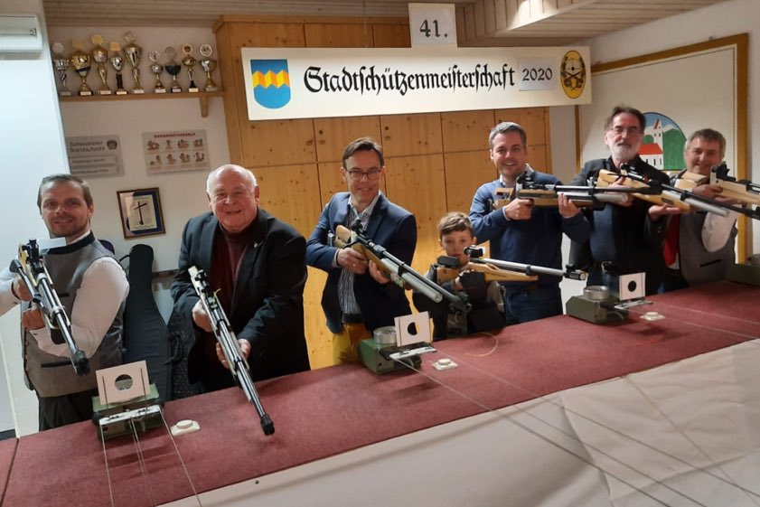 Von links: Markus Hammerschmid (Vorsitzender der Schützengesellschaft Tegernbach 1964), Hellmuth Inderwies (Ehren-Vorsitzender des Sportgremiums), Martin Rohrmann (Vorsitzender des Sportgremiums), Nachwuchs-Schütze Dominik Lang, Bürgermeister Thomas Herker und Martin Papperger (Sportleiter bei der Schützengesellschaft Tegernbach 1964). Foto: privat