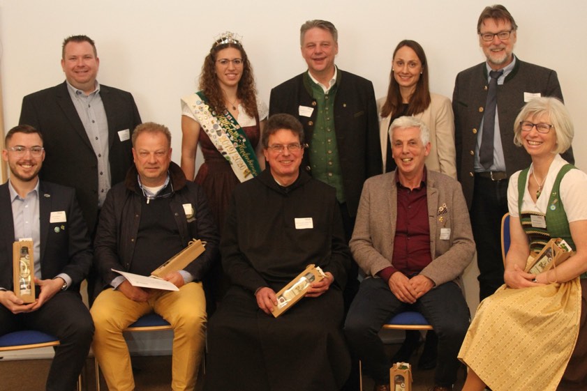 Obere Reihe von links: Michale Kurtze (Busreisen.cc), Theresa Hagl (Hopfenkönigin), Jens Machold (Bürgermeister Wolnzach), Susanne Beyer ("Hopfenland Hallertau Tourismus"), Martin Wolf (Landrat von Pfaffenhofen und Vorsitzender "Hopfenland Hallertau Tourismus"). Untere Reihe von links: Simon Westermaier (Haix World), Thierry Willems (Bräustüberl Weihenstephan), Pater Lukas Wirth (Kloster Scheyern), Hans-Peter Rickinger (Brauerei Kuchlbauer), Elisabeth Stiglmaier (Hopfenhof Stiglmaier). Foto: KUS