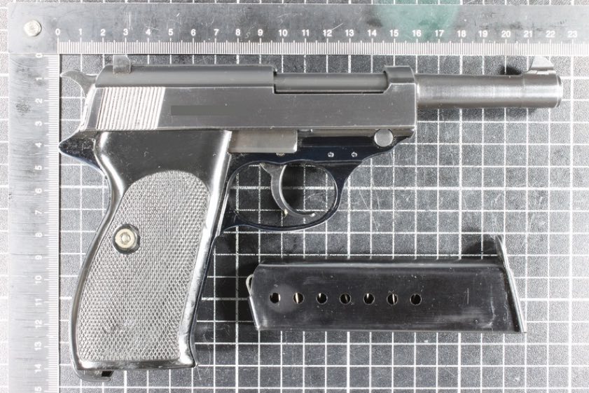 Eine der sichergestellten Waffen. Foto: Kripo Regensburg