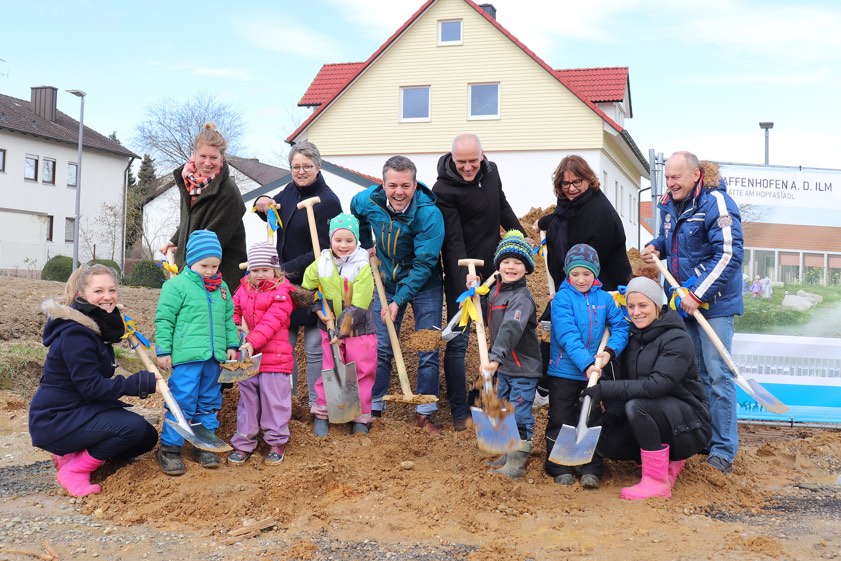 Hinten, von links: Claudia Wurzer (Architekturbüro Obereisenbuchner), Edith Dollinger (Stadt Pfaffenhofen), Bürgermeister Thomas Herker, Norbert Uhsler (Uhsler Bau), Kathrin Maier (Stadtverwaltung), Rupert Nischwitz (Zimmerei Nischwitz). Vorne: Erzieherinnen und Kinder aus der städtischen Kita "Ecolino".