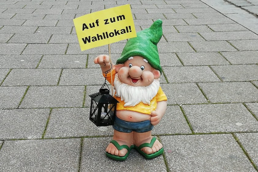 Mit Hilfe von Zwerg "Xari" animieren die Grünen in Baar-Ebenhausen zur Stimmabgabe bei der Kommunalwahl. Alle Wahlkampf-Veranstaltungen sind indes abgesagt.