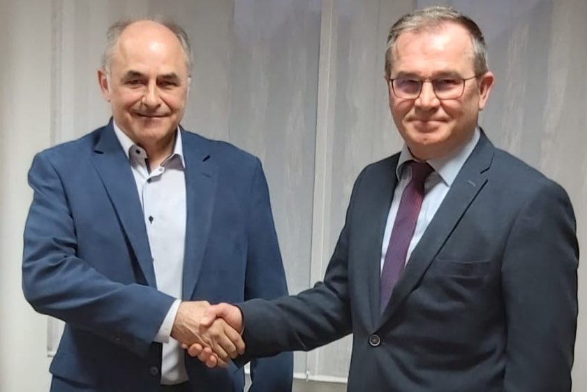 Karl Huber (rechts) gratuliert seinem Nachfolger als Bürgermeister von Ernsgaden, Hubert Attenberger.