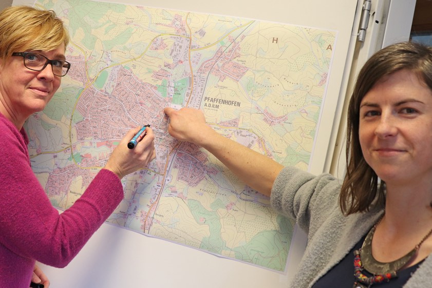 Heidi Andre (links) und Magdalena Stemmer koordinieren im Bürger-Zentrum am Hofberg die Bürgerhilfe.