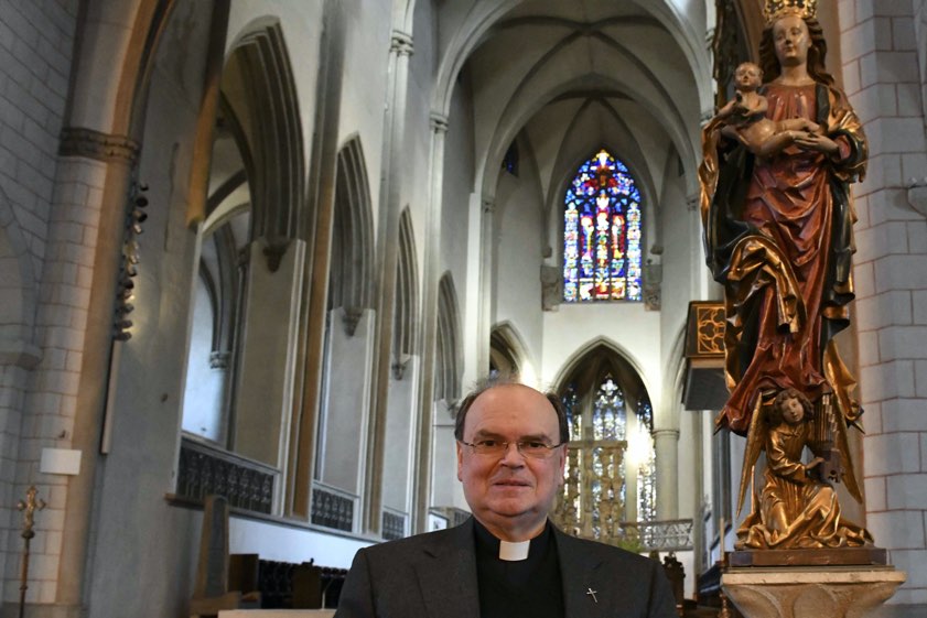 Der künftige Bischof von Augsburg, Bertram Meier, vor der spätgotischen Madonna im Hohen Dom zu Augsburg. Foto: Daniel Jäckel, pba