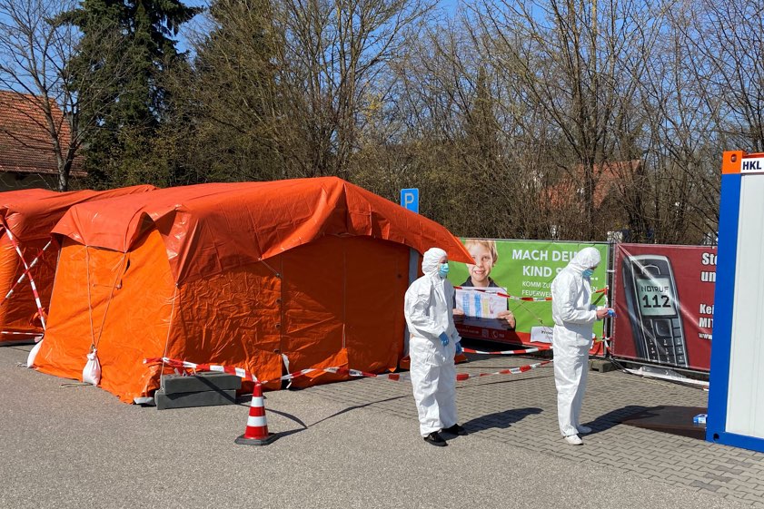 Die Bilder zeigen die beiden Abstrich-Zentren an den Kliniken in Mainburg und Kelheim. Fotos: Landratsamt Kelheim