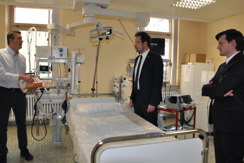Bei einem Ortstermin informiert sich Landrat Peter von der Grün (Mitte) beim neuen Geschäftsführer des Schrobenhausener Krankenhauses, Holger Koch (rechts), sowie bei Chefarzt Markus Schmola (links) über die Vorbereitungen für einen möglichen Anstieg der Zahl der Corona-Patienten. Foto: Landkreis Neuburg-Schrobenhausen