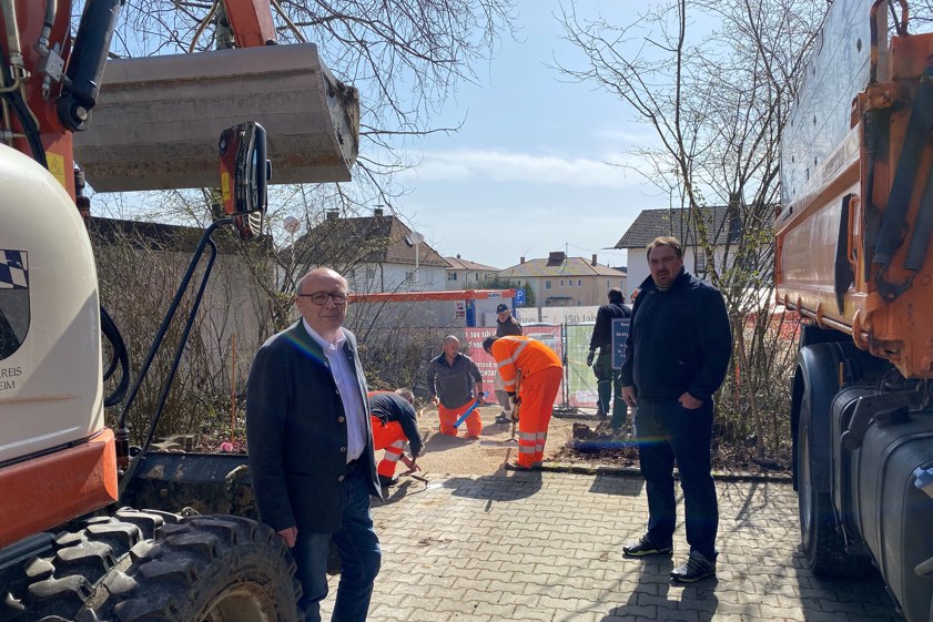Landrat Martin Neumeyer (links) verschafft sich in Mainburg einen Überblick der angestoßenen Maßnahmen. Foto: Landratsamt Kelheim