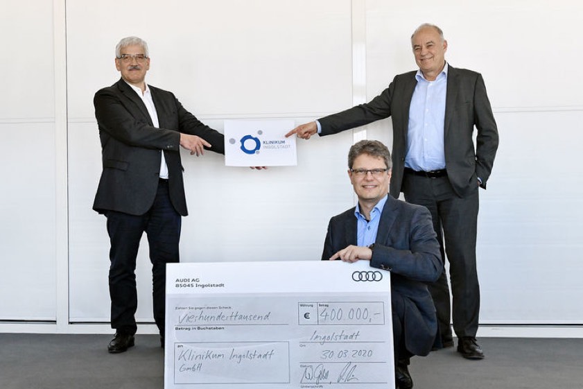 Die Audi-Vorstandsmitglieder Peter Kössler und Wendelin Göbel haben gemeinsam mit Andreas Haller, Leiter des Audi-Gesundheitswesens, einen symbolischen Scheck an die Kliniken der Heimatregionen Ingolstadt und Neckarsulm übergeben.