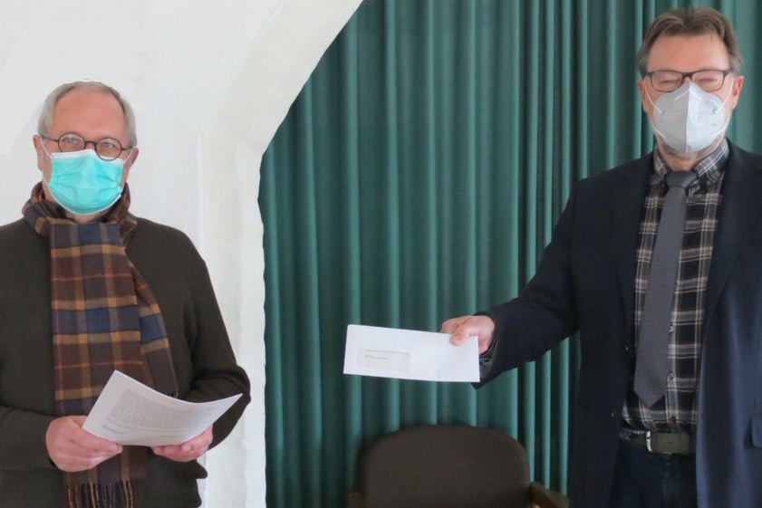 Anton Wiedemann (links) wurde von Landrat Martin Wolf (rechts) zum Versorgungsarzt ernannt. Foto: Landratsamt