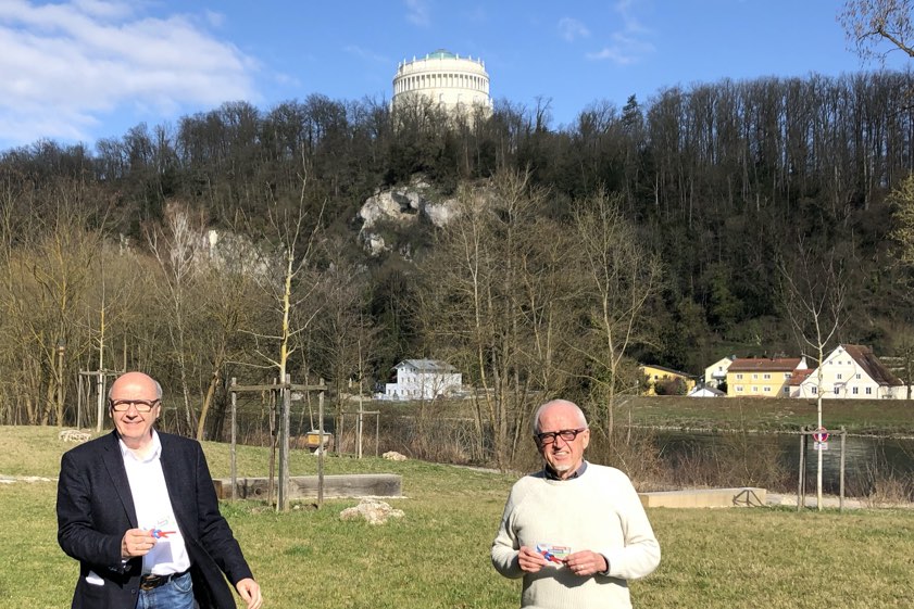 Der Kelheimer Landrat Martin Neumeyer (links) und der zum Versorgungsarzt ernannte Rupert Hanrieder. Foto: Stadler
