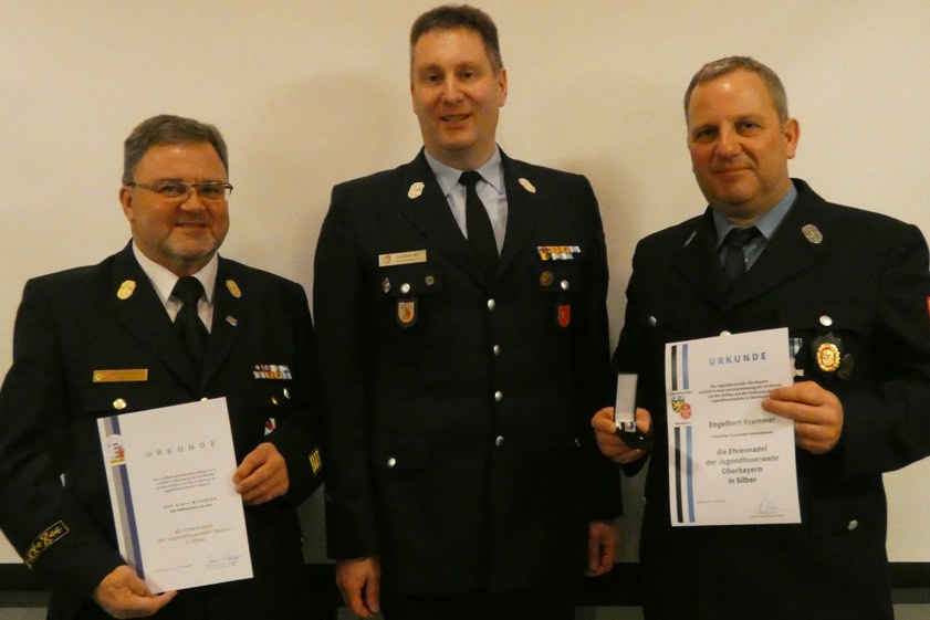 Kreisbrandrat Armin Wiesbeck (von links), Kreisjugendfeuerwehrwart Christian Sirl und Engelbert Krammer.