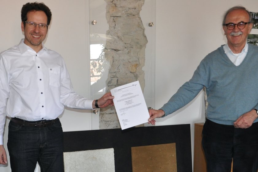 Landrat Peter von der Grün (links) überreichte Rüdiger Vogt die Bestellungs-Urkunde zum Versorgungsarzt und berief ihn in die "Führungsgruppe Katastrophenschutz" (FüGK) des Landkreises Neuburg-Schrobenhausen. Foto: Landratsamts