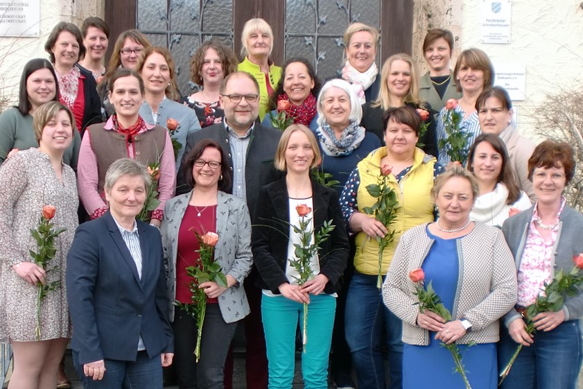Die frisch gebackenen Referentinnen mit den Gratulanten: Christian Wild (AELF Pfaffenhofen), Csilla Bayer (stellvertretende BBV-Kreisbäuerin von Neuburg-Schrobenhausen) Erika Meyer (Bayerischer Bauernverband, Ingolstadt), Christine Schwarzmeier (AELF Ingolstadt) sowie Marianne Brandstetter, Marlies Reisner und Gisela Hammerschmid vom AELF in Pfaffenhofen.