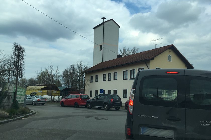 Stau vor der Zufahrt zum Wertstoffhof in Hohenwart. Foto: Zell