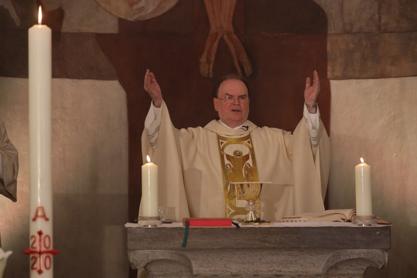 Der ernannte Bischof von Augsburg, Bertram Meier, feiert die Osternacht in der Kapelle des Bischofshauses. Fotos: Annette Zoepf / pba