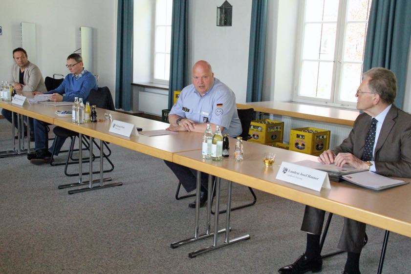 Bei der heutigen Pressekonferenz zur Corona-Situation im Landkreis Freising. Foto und Grafik: Landratsamt Freising