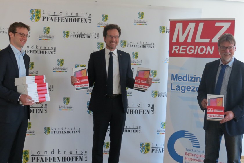 Bei der Übergabe der ersten Tablets: Der Pfaffenhofener Landrat und ZRF-Vorsitzende Martin Wolf (von rechts), der Neuburg-Schrobenhausener Landrat und ZRF-Vize-Vorsitzende Peter von der Grün und Florian Wieser von Media-Markt-Saturn. Foto: Landratsamt Pfaffenhofen