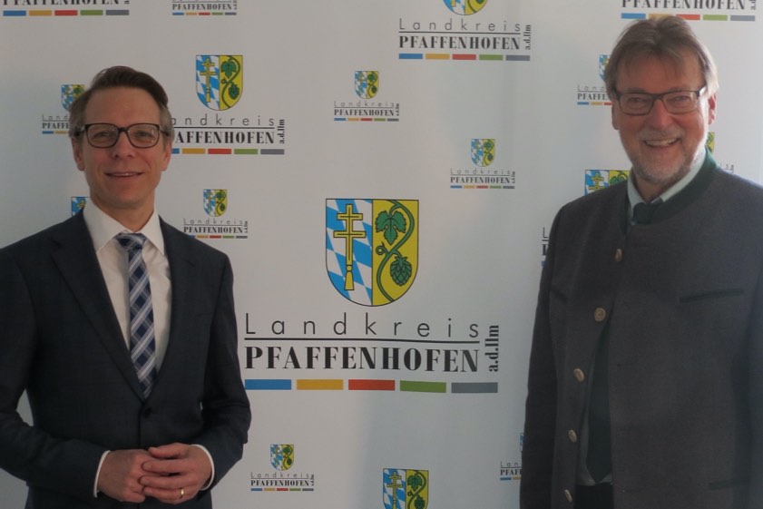 Landrat Martin Wolf (rechts) wünschte Steffen Kill (links) viel Erfolg und Freude bei seiner neuen Tätigkeit.nFoto: Rottler