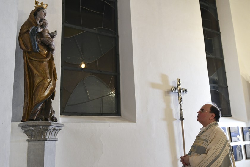 Der ernannte Bischof von Augsburg, Bertram Meier, vor einer Marien-Statue in der bischöflichen Hauskapelle. Foto: Daniel Jäckel / pba