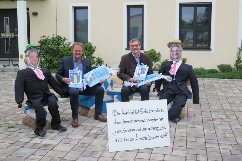 Anton Steinberger (links) und Hans Wojta (rechts) auf ihren Bankerln.