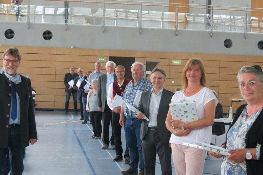 Landrat Martin Wolf (links) und die Reihe der ausscheidenden Kreisräte. Foto: Landratsamt Kelheim