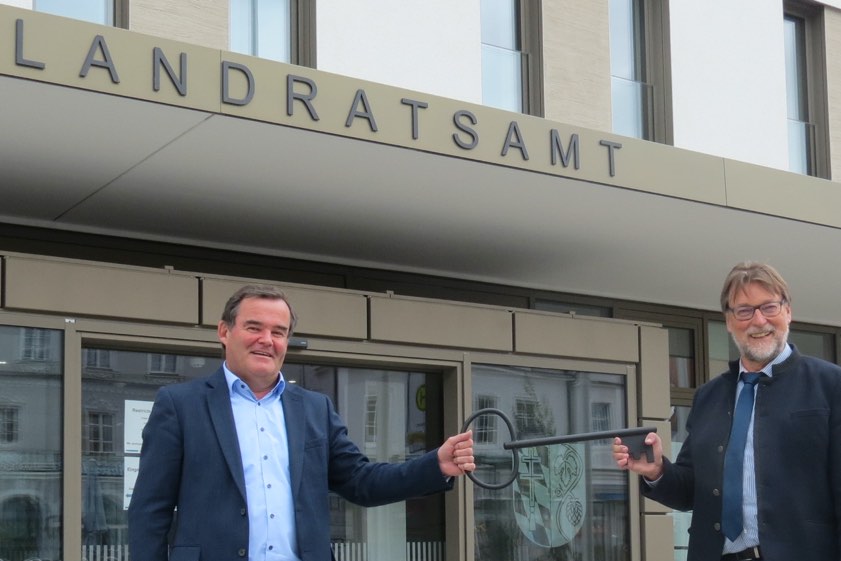 Albert Gürtner (links) nimmt den symbolischen Schlüssel für das Landratsamt von Martin Wolf entgegen. Fotos: Landratsamt