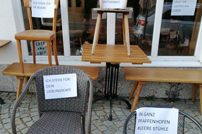 Katja Schillinger, die Betreiberin des "Café Flamingo" in Pfaffenhofen, hat vor ihrem Lokal eine "stille Demo" mit leeren Stühlen aufgebaut. Foto: privat