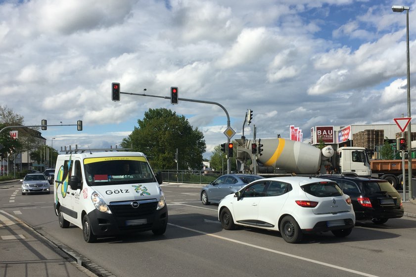 Links-Abbiegen von der B13 in Richtung Innenstadt ist an dieser Kreuzung künftig nicht mehr möglich.